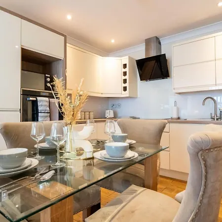 Vibrant Old 2br - Full Kitchen Wifi