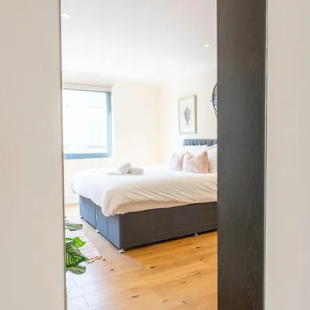 Vibrant Old 2br - Full Kitchen Wifi *