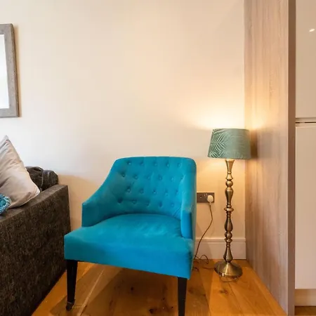 Vibrant Old 2br - Full Kitchen Wifi Apartment *