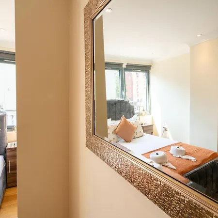 Vibrant Old 2br - Full Kitchen Wifi