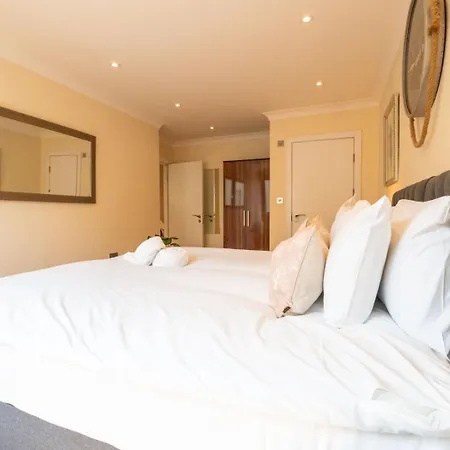 Vibrant Old 2br - Full Kitchen Wifi