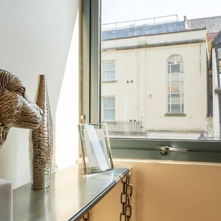 Vibrant Old 2br - Full Kitchen Wifi Apartment *