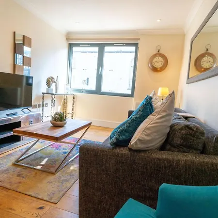Vibrant Old 2br - Full Kitchen Wifi *